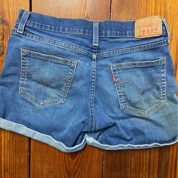 Levis Mid-Rise Denim Shorts Womens Size 28 Stretch Rolled Hem Jean Casual Spring - Picture 2 of 9